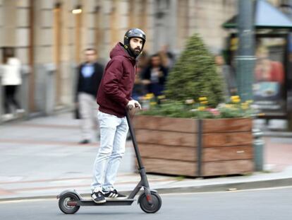 Un ciudadano circula con patinete eléctrico.