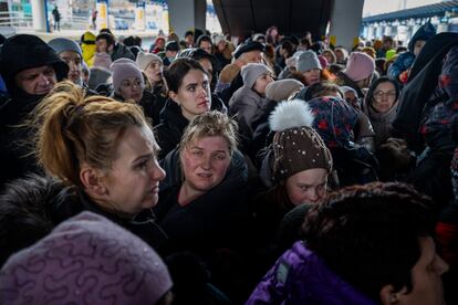 Una multitud intenta entrar, el 4 de marzo, en la estación de Kiev en un tren con destino a Lviv, en el oeste del país.