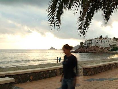 Atardecer en el paseo marítimo de Calabardina, enclave turístico a unos nueve kilómetros de Águilas, en la costa de Murcia.