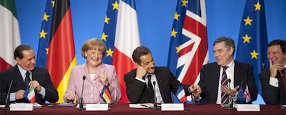 Berlusconi, Merkel, Sarkozy, Brown y Baroso al inicio de su comparecencia después de la reunión en París de los países europeos del G-8