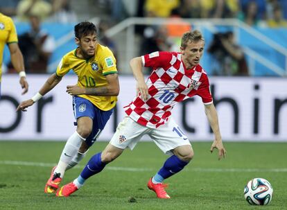 Neymar disputa el balón al croata Luka Modric.