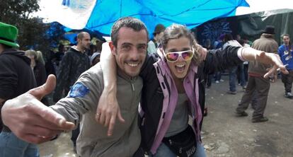 Dos jóvenes, en la Fiesta del Dragón celebrada en Santa Fe.