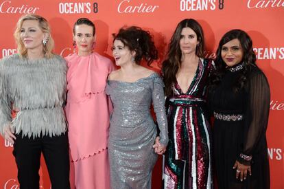 Cate Blanchett, Sarah Paulson, Helena Bonham Carter, Sandra Bullock y Mindy Kaling en el estreno de 'Ocean's 8' en Londres el 13 de junio de 2018.