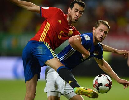 Sergio Busquets le quita la pelota a Martin Rechsteiner.