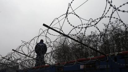 Un agente de policía húngaro custodia la frontera con Serbia cerca del campo de refugiados de Horgos, en este último país, el pasado 8 de octubre de 2017.