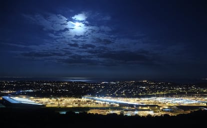 A ‘lua azul’ só pôde ser vista parcialmente no terminal do eurotúnel na cidade de Calais (França).