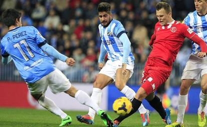 Cheryshev pelea el balón con Pablo Pérez.