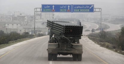 Un vehículo del Ejército Libre Sirio, en la autopista M5 a la altura de Jan Sheijún, en 2015.