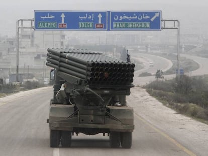 Un vehículo del Ejército Libre Sirio, en la autopista M5 a la altura de Jan Sheijún, en 2015.