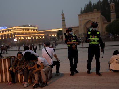 Dos agentes de policía vigilaban delante de una mezquita en Kashgar, ciudad de la región de Xinjiang (China), el 3 de mayo.