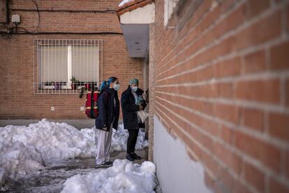 Las trabajadoras de atención a domicilio llegan a una casa en el barrio de Moratalaz, el viernes.