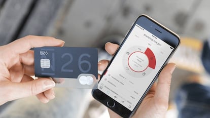 Una mujer utiliza la app del banco digital N26.