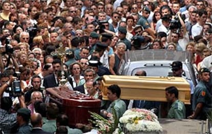 El funeral por la niña y el adulto asesinados por ETA el domingo registró momentos de tensión.