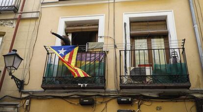 Una bandera independentista catalana en un balcón de Madrid.