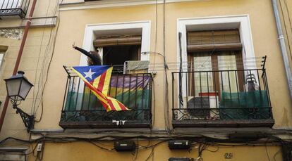 Una bandera independentista catalana en un balc&oacute;n de Madrid.