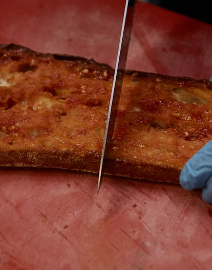 Una tostada de pan con tomate ya preparada, sobre pan payés.