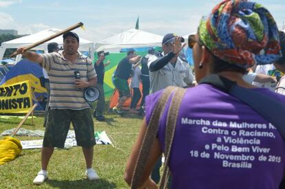 Manifestante a favor do impeachment ameaça mulher que participava de protesto em Brasília.