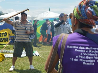 Manifestante a favor do impeachment ameaça mulher que participava de protesto em Brasília.