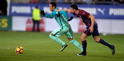 Neymar conduce perseguido por Capa durante el Eibar - Barcelona.