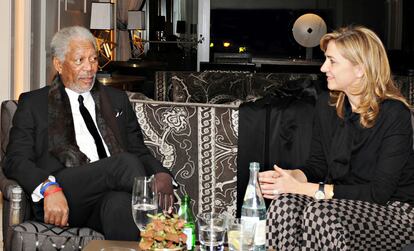La infanta Cristina y Morgan Freeman tuvieron bastantes temas que tocar durante su reunión tras el estreno en España de <i>Invictus</i>, la última película del actor estadounidense, basada en un libro de John Carlin y en la que Freeman interpreta a Nelson Mandela. Y es que, tanto la infanta como su marido e hijos conocen personalmente al ex mandatario surafricano, ya que comparten con él cada año muchos viajes a Mozambique gracias a la amistad de la infanta con la mujer de Mandela, Graça Marchel.