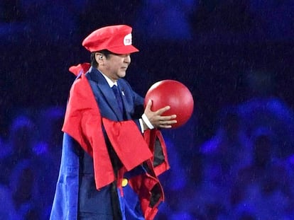 El primer ministro japon&eacute;s Shinzo Abe caracterizado como Super Mario en el cierre de los Juegos en R&iacute;o.