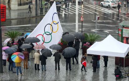 Izada de la bandera olímpica en Bilbao.