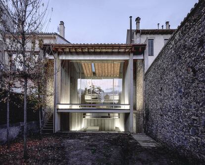 Aquesta casa es diu Row House. La casa de Rafael Aranda a Olot transforma un edifici existent en un espai domèstic.