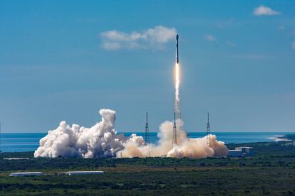 Fotografía cedida por SpaceX que muestra el cohete reutilizable Falcon 9 lanzado desde la base aérea de Cabo Cañaveral, Florida (Estados Unidos). La compañía SpaceX lanzo 58 satélites de su proyecto Starlink para crear una red de internet de alta velocidad a nivel global.