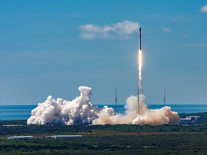 Fotografía cedida por SpaceX que muestra el cohete reutilizable Falcon 9 lanzado desde la base aérea de Cabo Cañaveral, Florida (Estados Unidos). La compañía SpaceX lanzo 58 satélites de su proyecto Starlink para crear una red de internet de alta velocidad a nivel global.