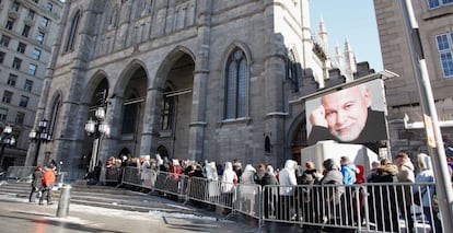 La gente a las puertas de la basílica.