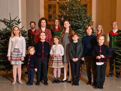 La reina Silvia de Suecia cumple 80 años este 23 de diciembre y qué mejor manera de celebrarlo que rodeada de sus nietos. Así lo ha demostrado en esta navideña foto difundida por la Casa Real sueca en la que sale acompañada de los ocho, de izquierda a derecha: la princesa Leonore, el príncipe Julián, el príncipe Alejandro, la princesa Adrienne, la princesa Estelle, el príncipe Oscar, el príncipe Nicolás y el príncipe Gabriel. Abuela y nietos posan juntos el día que recibieron los árboles de Navidad del Palacio Real de manos de la Unión de Estudiantes de la Universidad Forest, en Umeå.


   

 