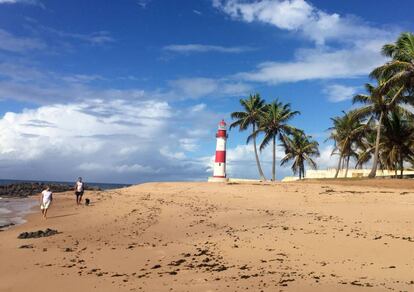 El faro de Itapuã, en la playa del mismo nombre de Salvador de Bahía.