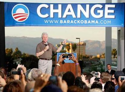 El ex presidente Bill Clinton hace campaña por Barack Obama durante un mitin en Las Vegas.