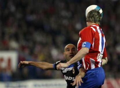 Fernando Torres cabecea el balón ante Manuel Pablo.