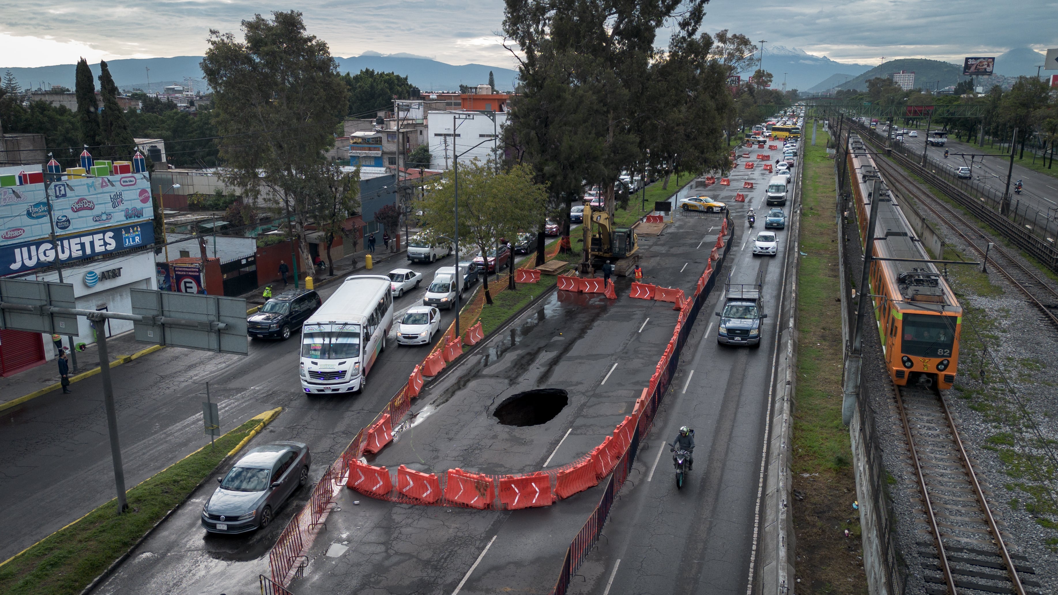 Socavon registrado sobre la Calzada de Zaragoza, en Ciudad de México. 