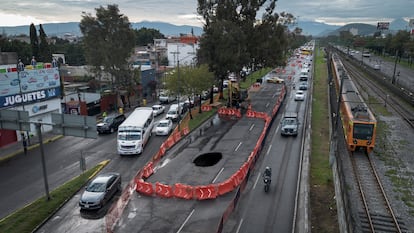 Socavon registrado sobre la Calzada de Zaragoza, en las inmediaciones del metro Canal de San Juan, colonia el viernes 15 de agosto, en Ciudad de México. 