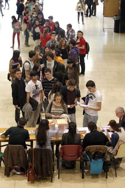 Una mesa electoral en la Facultad de Derecho.