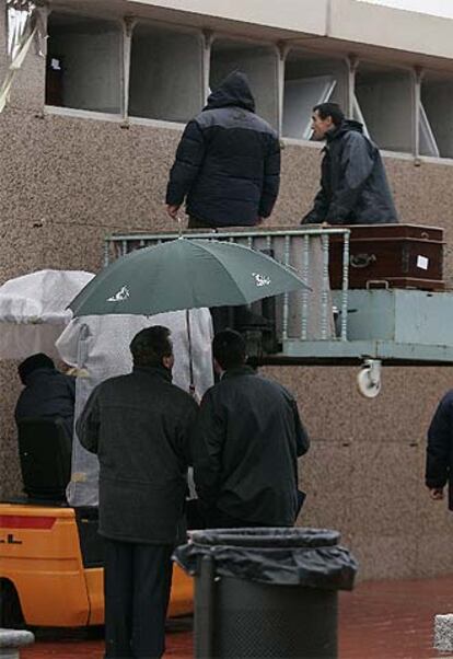 Empleados del cementerio nuevo de Leganés introducen en nichos féretros con terroristas que se suicidaron el 3 de abril de 2004.