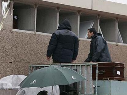 Empleados del cementerio nuevo de Leganés introducen en nichos féretros con terroristas que se suicidaron el 3 de abril de 2004.