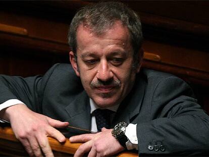 El ministro italiano de Asuntos Sociales, Roberto Maroni, durante una sesión del Senado, el pasado abril.