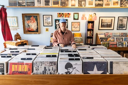 Bonnie 'Prince' Billy ojea vinilos en la tienda de discos Surface Noise de Louisville, donde vive.