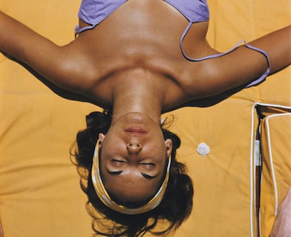 La modelo y socialité Bianca Volpato tomando el sol en Capri. (Slim Aarons/Getty Images)