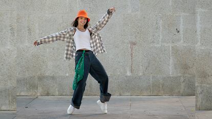 Una chica vestida con ropa característica de la cultura Hip-Hop y zapatillas blancas