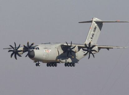 El A-400M, durante el vuelo de prueba que realizó el pasado diciembre en Sevilla.