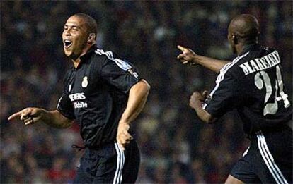 Ronaldo celebra junto a Makelele tras marcar su tercer gol al Manchester, el miércoles en Old Trafford.