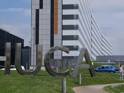 Vista de la entrada del Hospital Universitario Central de Asturias este domingo.