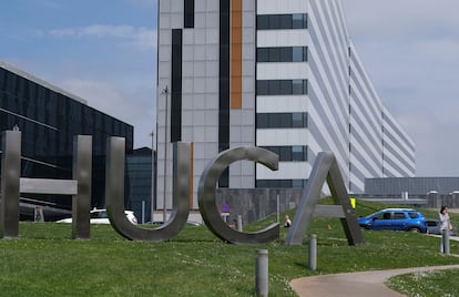 Vista de la entrada del Hospital Universitario Central de Asturias este domingo.