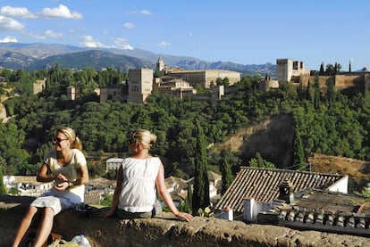 Una muralla de 1.400 metros, doble en algunos tramos, alberga el mayor tesoro cultural de Granada: La Alhambra (al fondo de la imagen). Aunque hay varias versiones, Ibn-al-Jatib, escritor del siglo XIV, aseguró que su nombre, castillo rojo, se debía a que fue construida de noche bajo la luz de las antorchas. Fueron los nazaríes (1238-1492) quienes dieron forma al complejo actual sobre la colina Sabika, donde muere Sierra Nevada. La forman cuatro recintos: Alcazaba, Medina, los Palacios y el Generalife. A punto estuvo de ser totalmente destruida cuando, a principios del XIX, el mariscal francés Jean de Dieu Soult la mandó destruir. Fue el cabo de Inválidos José García el que, tras varias explosiones, paró la mecha con su propio cuerpo.