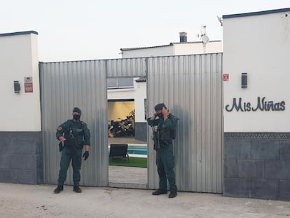 Dos agentes de la Guardia Civil custodian una de las viviendas intervenidas en la Operación Cluster.