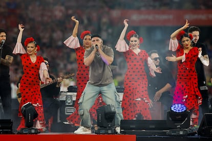 El cantante Omar Montes durante su actuación antes del inicio del encuentro correspondiente a la final de la Copa del Rey que Athletic Club y Real Mallorca disputan hoy sábado en el estadio La Cartuja, en Sevilla. 